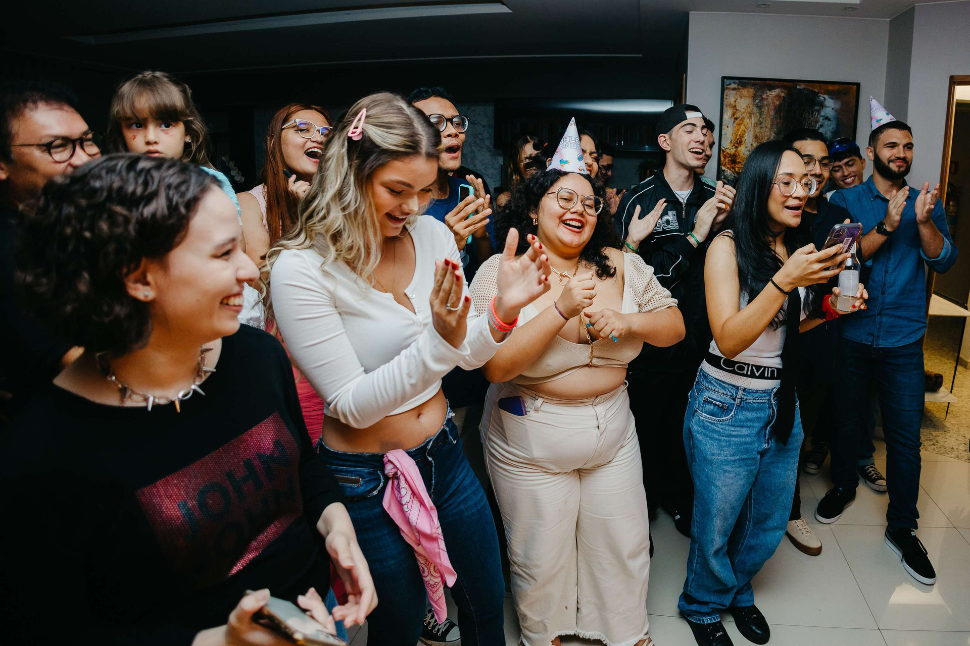 Convidados vivendo um momento espontâneo durante a festa