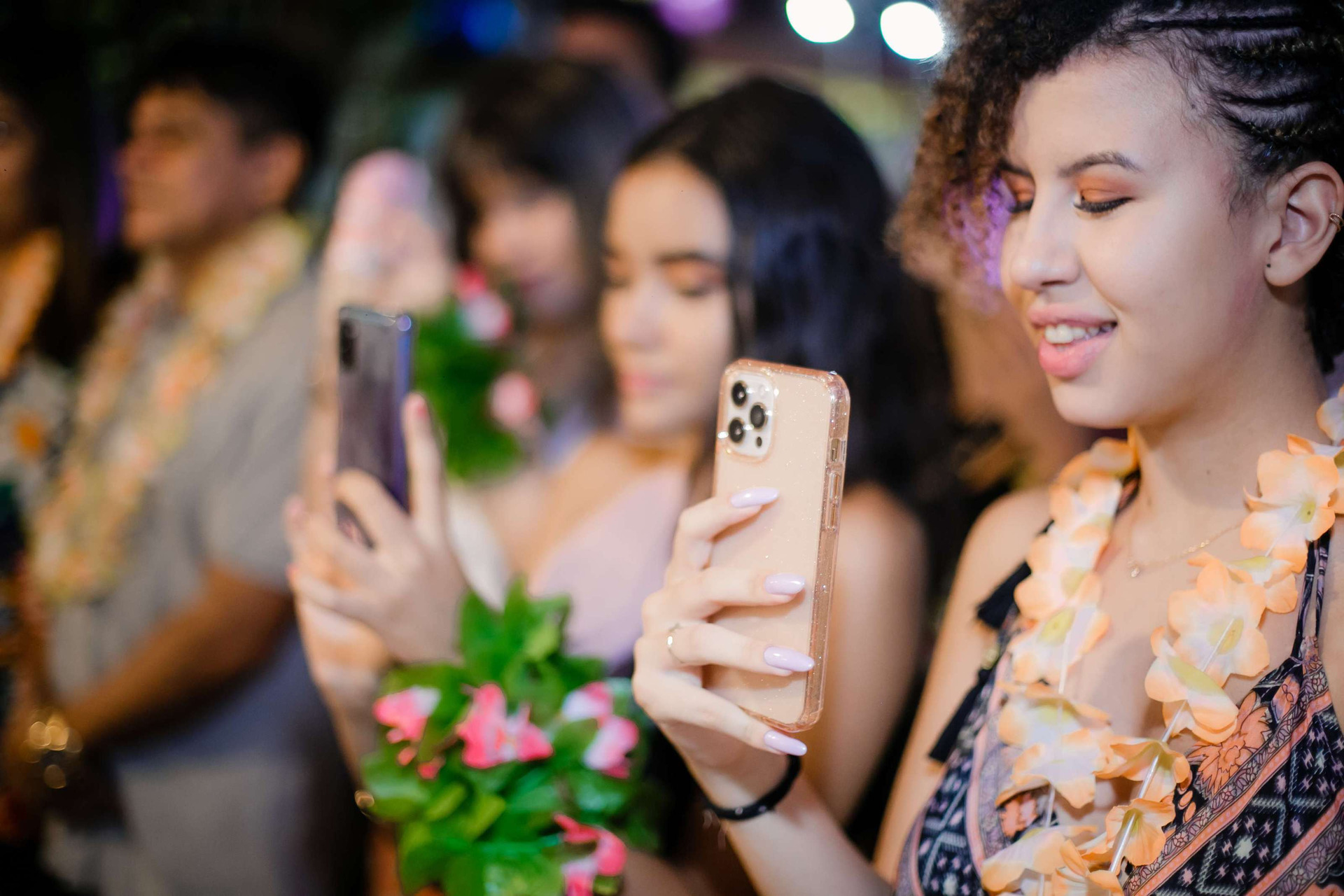 Convidadas registrando e vivendo uma celebração
